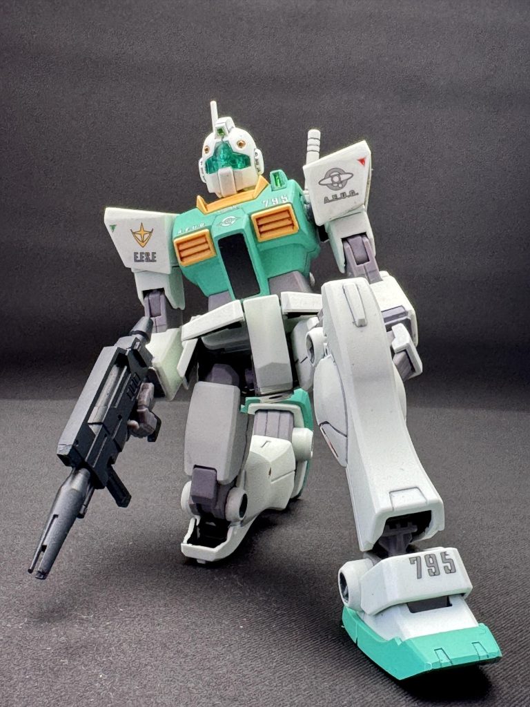 キットのままだと立ち膝で足が抜ける…という設計不良があるので、足をハメるグレーのブロックの上に1mmプラ板を貼って下に下げ干渉しないようにしましたスカートの左右分割してない…