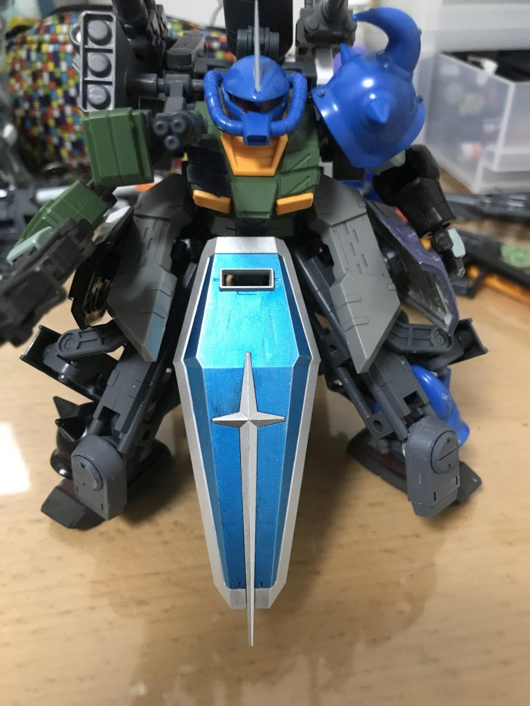 最初はこんな感じ。あれもこれもとパーツを増やしていった結果、とんでもボリュームな機体として完成しました。