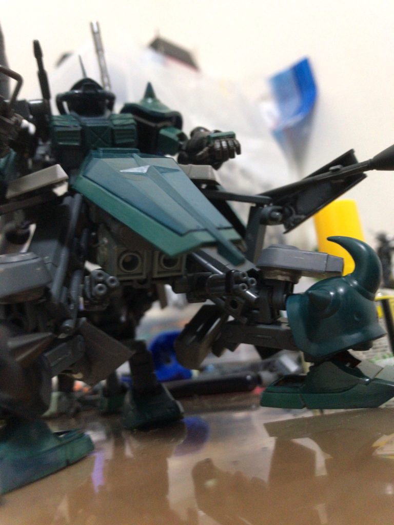 下から覗いたアングル前2、中央1、後ろ1、の計4本の足で構成されています