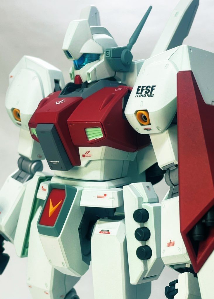 デカールはないので市販デカールから近いデザインを見つけて使用。