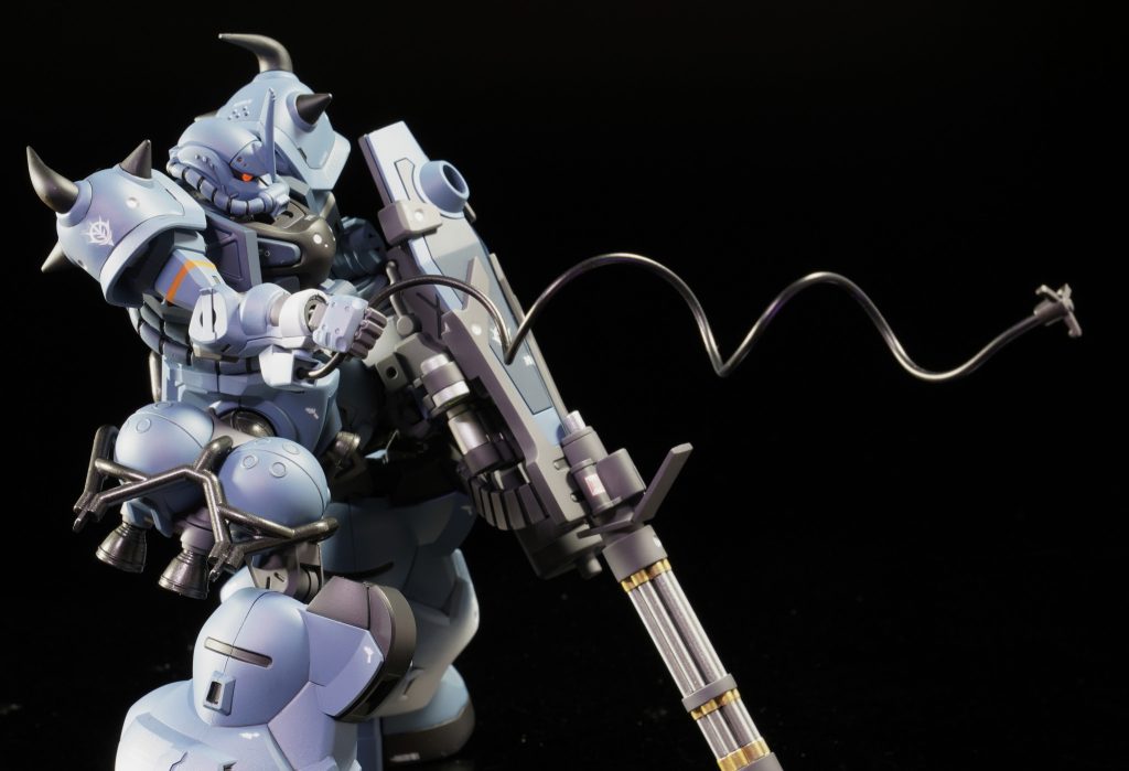 ●ミキシング工作足接続:ディランザの足内部を削り込み、カットした軍警ザクの足(ひざ下まで)が入るようにしました。武装接続:手首のパーツをそのまま移植 削り込みが足りず、抜こうとしたときに軍警ザクの腕を引きちぎってしまったので左腕はパーツをバラすことができず1色に塗装しております。肩接続:プラ棒で軸を作成してだけアンテナ:ビルダーズパーツのアンテナを接着しただけスリット:パーツ削りこんでスリットを細く、目つきを悪く工作ヒートロッド:グフカスのものを手首の3㎜軸で接続できるように