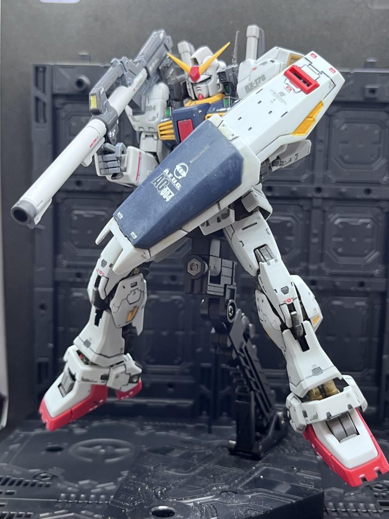 この後、ビームサーベルを持った写真も撮ろうと思いポージングをしていたら腕関節を破損しました(zaku-kao9)