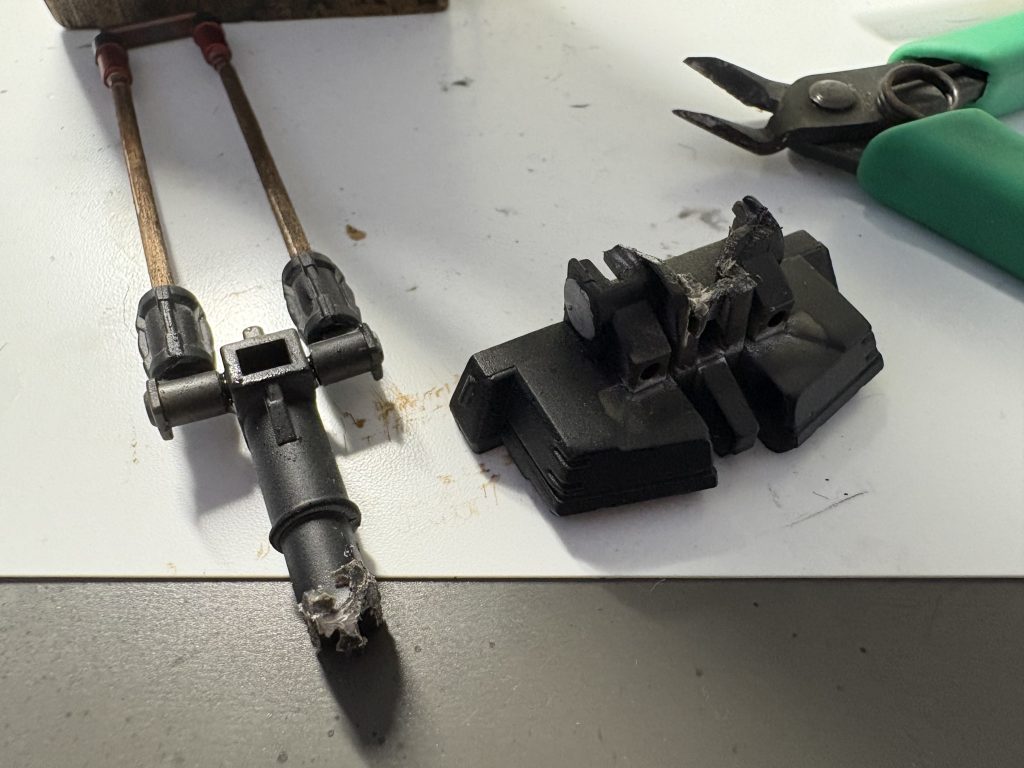 上の写真のケーブル巻いてる長いやつは内部メカのパーツを切って延長したものです。