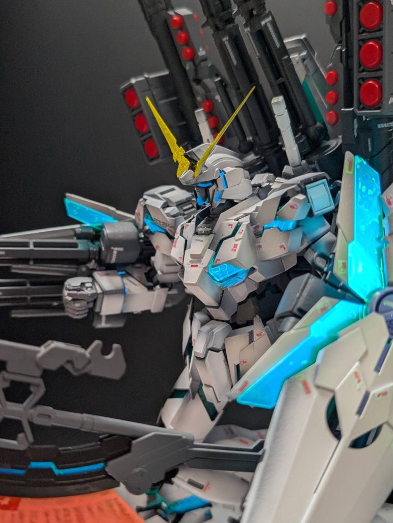 サイコフレーム部のクリアパーツは一度メジャーな蛍光グリーンを吹きましたが、発色が気に入らず、一度水抜き材(アルコール)に漬けて歯ブラシで剥離させ、スプーキーカラーを吹いたパーツの細かい溝に入り落としきれなかった蛍光グリーンがかえって良い感じに作用してくれて発光に立体感がでた気がします。バーニアの内側もスプーキーレッドを筆塗り2回。暗い所ではもっと綺麗に発光します。