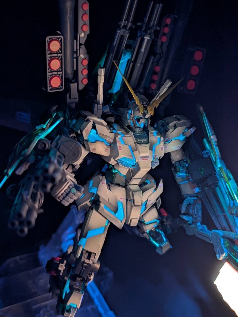 ビームジャベリンには研究に研究を重ね作った蛍光塗料。ブラックライト当てると光り過ぎてサイコフレームの発光が隠れちゃうくらい。今度はヒートホークとかビームサーベル、ビームライフルから発射したビーム、モノアイに使ってみます。