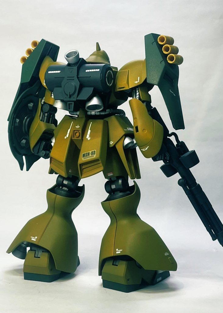 カラーレシピもないのでアニメを観ながら調色。塗装しました。メインはカーキと濃緑色。関節等はジャーマングレーと鉄鋼色メタリック。全体的に黒くなってしまうのでシルバーを差し色。