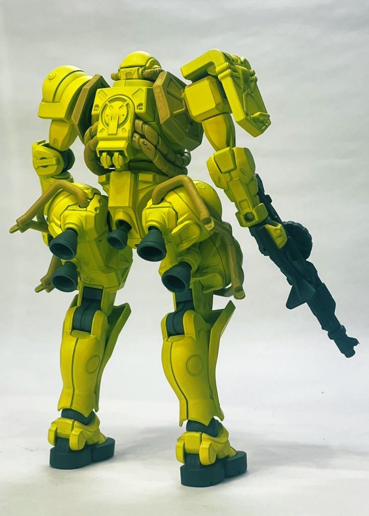 パンフレットしか資料がないので配色は正面しかわかりませんが、キアライエローをメインにダークイエローを差し色に。関節は軍艦色です。頭や胸の的マーク(?)は似たようなデカールが無かったので赤丸で代用。右シールドは設定ではないのですがバランスが悪いので装備させてます。