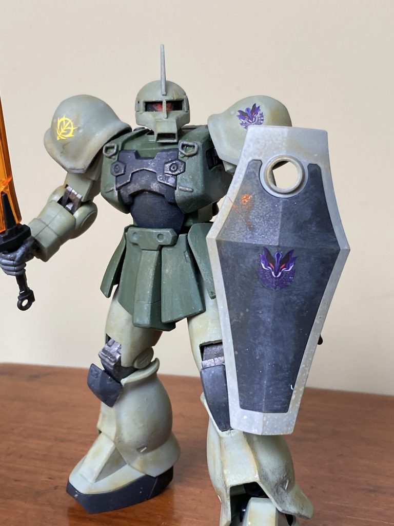 頭部はオリジンザクです。口はグフから持ってきました。モノアイレールのピラーとトサカはプラ板作成です。