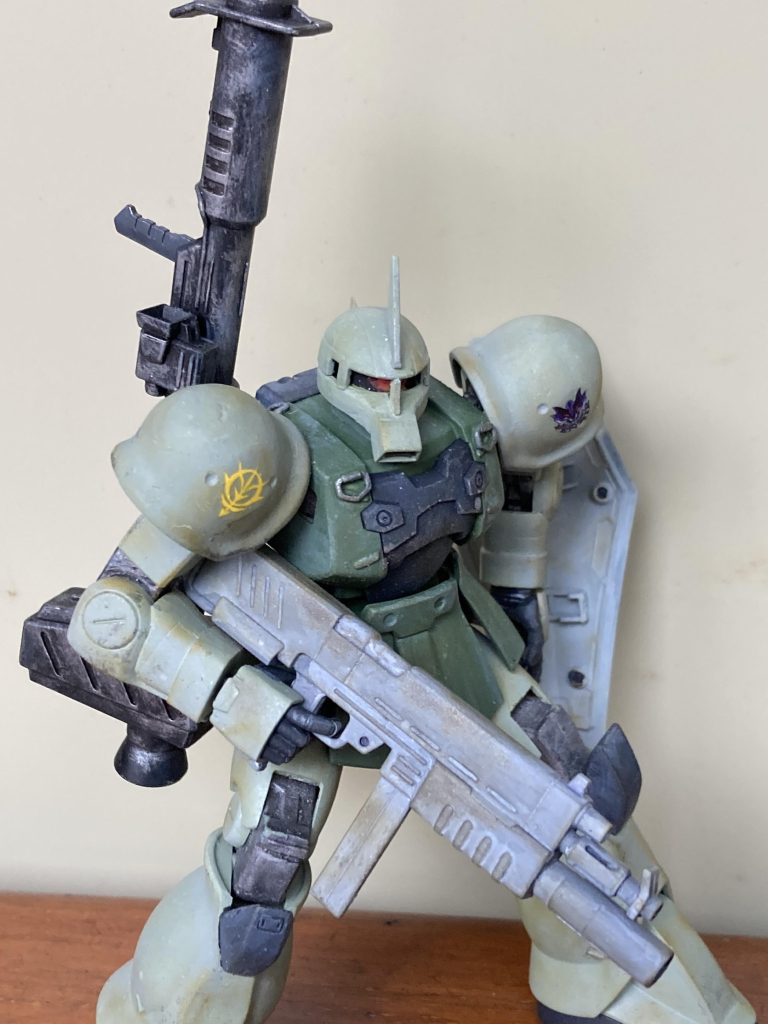 マシンガンはザクFZより。シールドは肘部分に市販のポールジョイントパーツで取り付けました。
