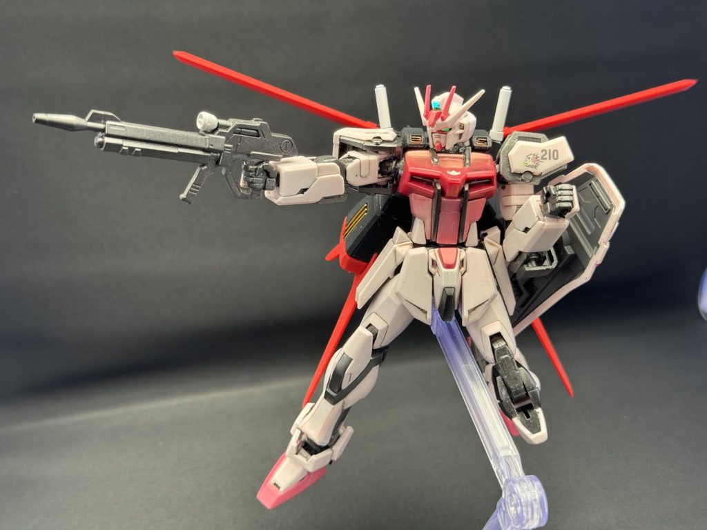 エールストライカーは基本的なライフルとシールドが似合うよね…以前作ったストライクルージュに装着しました