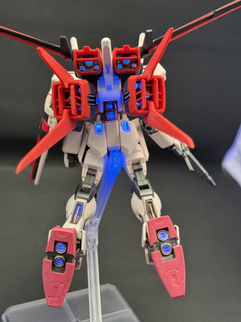 スラスター部分はガイアの蛍光クリアーを塗って、UVライトで光るようにしました。ストライクルージュも同様にUVクリアーで塗って仕様を統一…