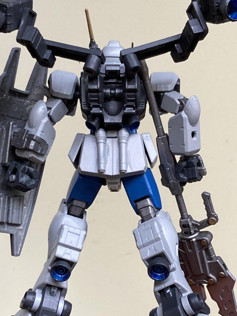 この後ろ姿が好きで❤️すね。バックパックはジャンク品。バーニア部はコトブキヤパーツをちょい弄りです。脚部にもビルダーパーツを使用しました。