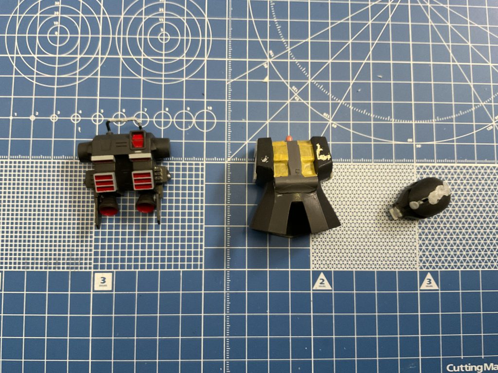 制作記録にも上げましたが、手直し中の写真です。頭部の後ハメ加工に当たり、合わせ目部分で分解したところ、クチバシ部分が見事に崩壊しました。