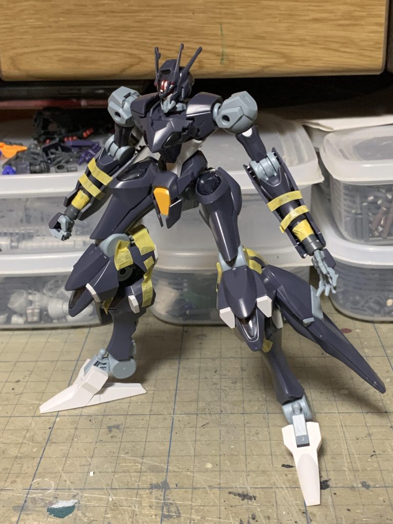 ここから製作過程となります。まずはぱち組のファラクトを用意して、写真のような構造になるように改造していきます。具体的にはバックパックのユニットを膝に挟んで獣脚っぽくしたかったんですよ。そのついでに腕を延長。