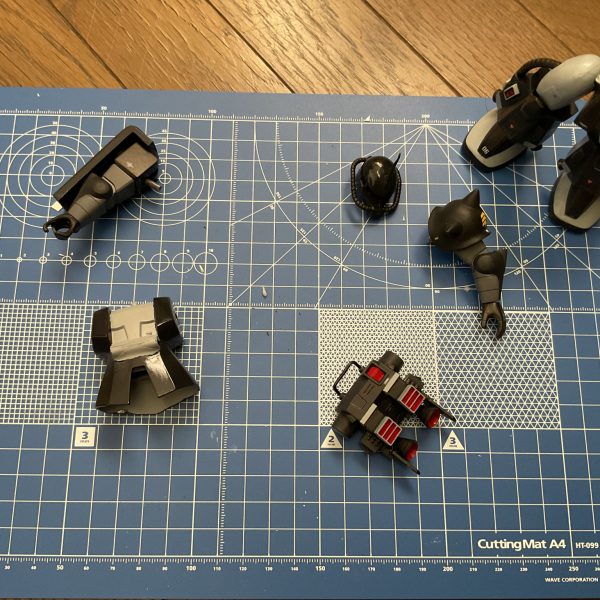 以前に投稿した旧キットの06Rを手直ししています。首を少し後ろにオフセットするのと併せて後ハメ加工しました。その過程で、クチバシ部分が崩壊したので、プラ板とパテでなんとか修復しました。また、胴体をバラしたついでに、胸部をパテで修正、整形し直しました。（3枚目）