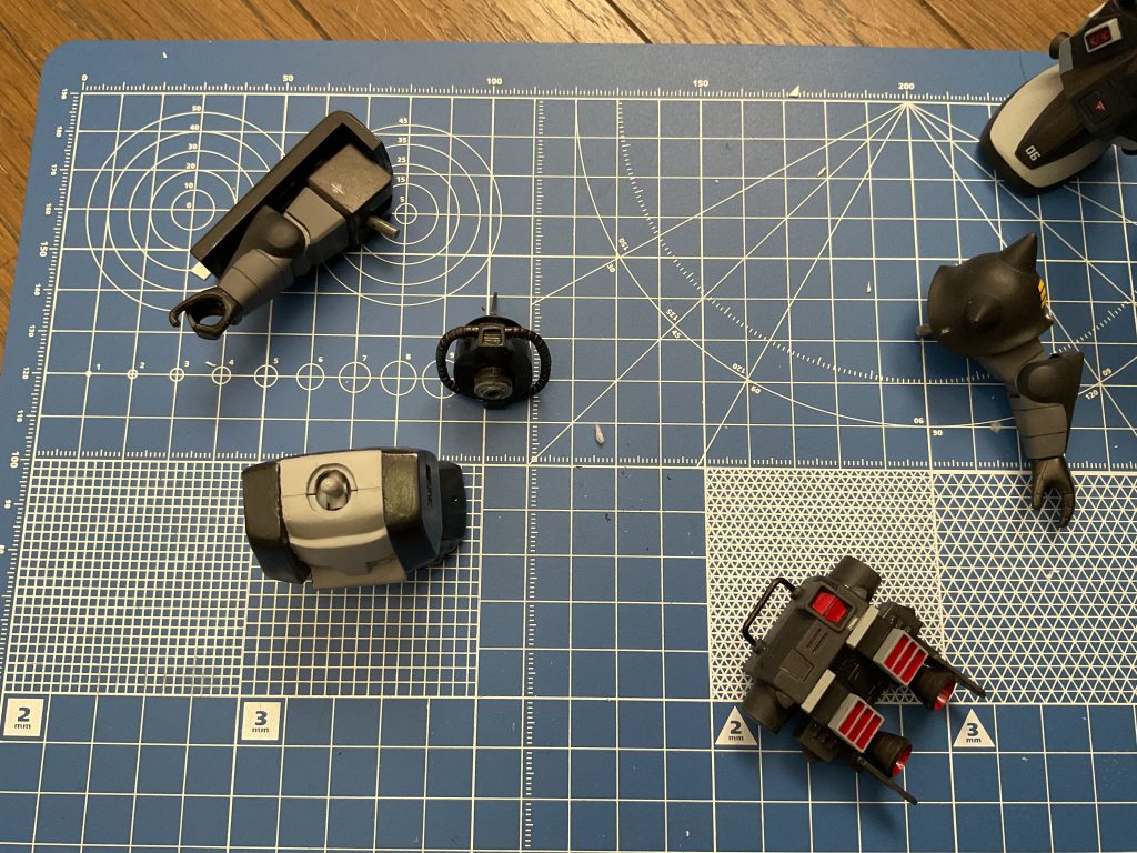 クチバシ部分は、元々金型の劣化により、中の排気口みたいな部分のモールドが甘々だったのですが、この機会にプラ板で再現してみました。また、首の上下の保持力を持たせるために、ポリキャップ代わりとしてビニールを挟み込んでいます。その他、頭部の後ハメ加工に伴い、首のパーツにポリキャップを仕込みました。残念ながら、足の甲の別パーツ化までは手が回りませんでした。今後の課題です。