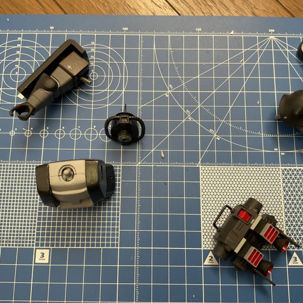 以前に投稿した旧キットの06Rを手直ししています。首を少し後ろにオフセットするのと併せて後ハメ加工しました。その過程で、クチバシ部分が崩壊したので、プラ板とパテでなんとか修復しました。また、胴体をバラしたついでに、胸部をパテで修正、整形し直しました。（2枚目）
