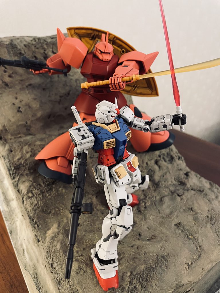 ゲルググはモノアイをHアイズ30mmに変更したのみとなります。成形色が素晴らしいのですが、やはりつや消しクリアやトップコートを吹いて全体を落ち着かせた方が良いと思います。シールドを背負わないとやや細身に見えてしまうのが多少残念ですが、非常によく練られたキットと推察します。個人的にはMGのゲルググよりもHGゲルググを推します。