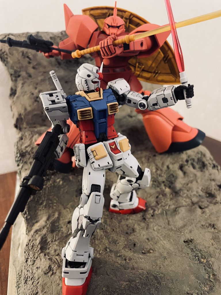 別の投稿でグフとも斬り合ったガンダムです。 ver.2.0は特に足回りの構成が素晴らしいと思います。ジオラマのような不整地であっても足首や膝関節を調節する事でしっかりと地面を踏み締める絵を再現することができます。