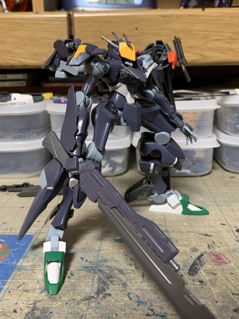 あとは右肩に元のフロントアーマーを装甲として配置してトランジェントグレイシャーで余剰になる膝アーマーをフロントアーマーに。左肩にはノーネイムライフルのパーツを30MMジョイントパーツで接続して装甲化。胸部装甲板を加工して貼り合わせて頭部装甲としました。バックパックのユニットのスラスター部分と足首アーマーを組み合わせて砲とスラスターの複合装備をでっち上げ。つま先はウィングガンダムフェニーチェの余剰となる肩パーツを配置。足ブレードはコトブキヤのインパクトクロー(だったかな？)から。