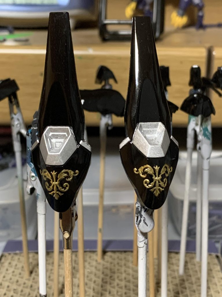 塗装はいつものサフ無し筆塗りで行い、エレガントデコシールというクラフト用アイテムで紋章じみた模様を貼り付けました。シールなのでどこにでも付きますが、ものが古いせいか粘着力が弱くてすぐに剥がれてきます(笑)。今回はミキシングに使用したパーツはかなり少なくしていますが、元のファラクトからはかなり印象が変わったのではないでしょうか(気のせい？)。それではご清聴ありがとうございました。