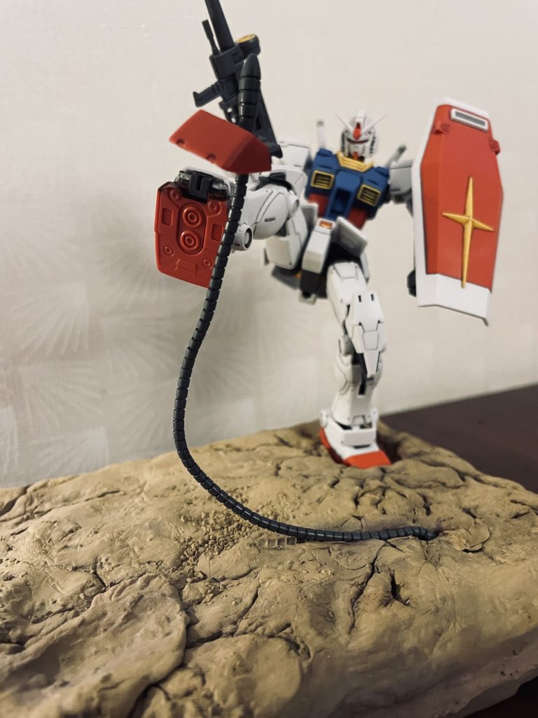 足を砕かれるガンダムの別アングルからのショットです。