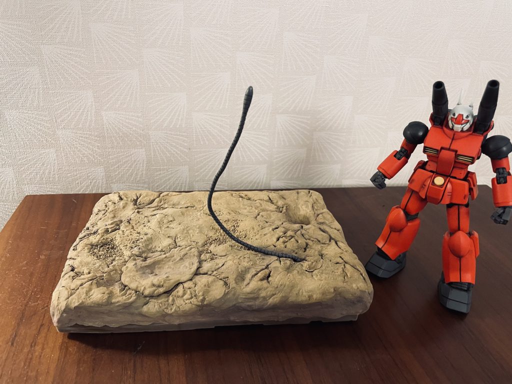 ジオラマベースは共通で登場人物を入れ替え複数のシーンを演出できるよう工夫しています。冒頭のガンダムの左足は右後方の穴に固定しています。ヒートロッドは着脱式です。