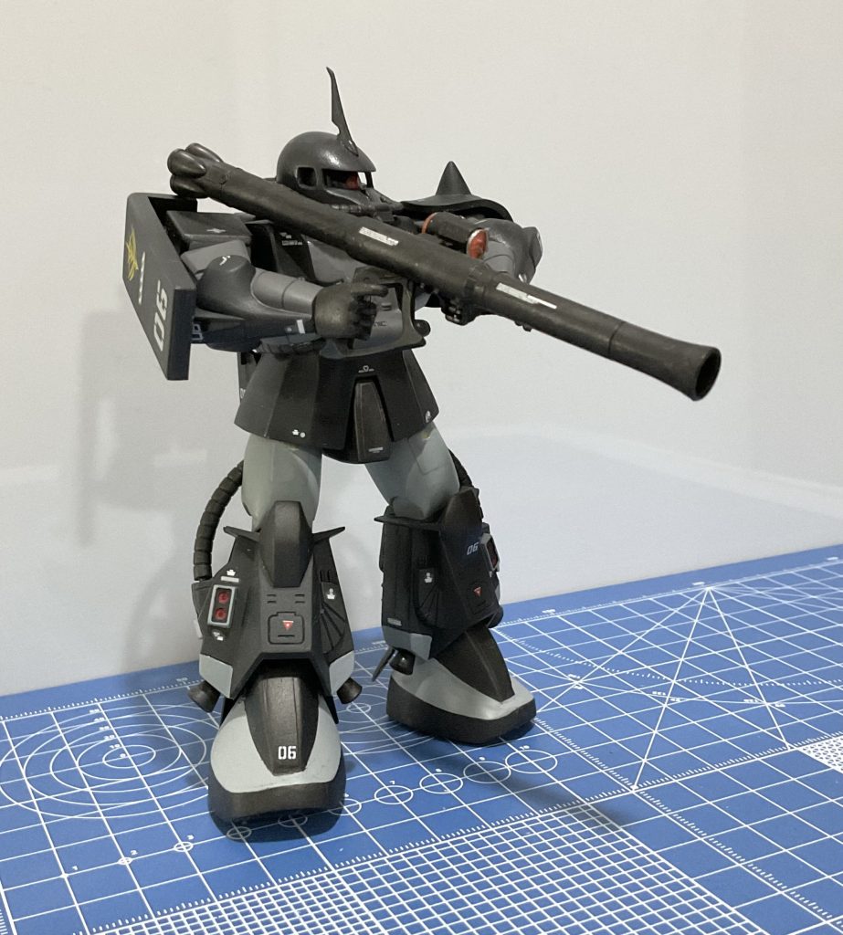 可動範囲は少な目です。ザクバズーカは、多分HGUCの06Rから流用したもの。