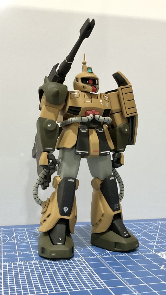 改修箇所④膝関節:ポリキャップ化ビッグガン:可動軸を設けつつポリキャップで接続、銃口をRGザクの動力パイプ余剰部品に置き換え