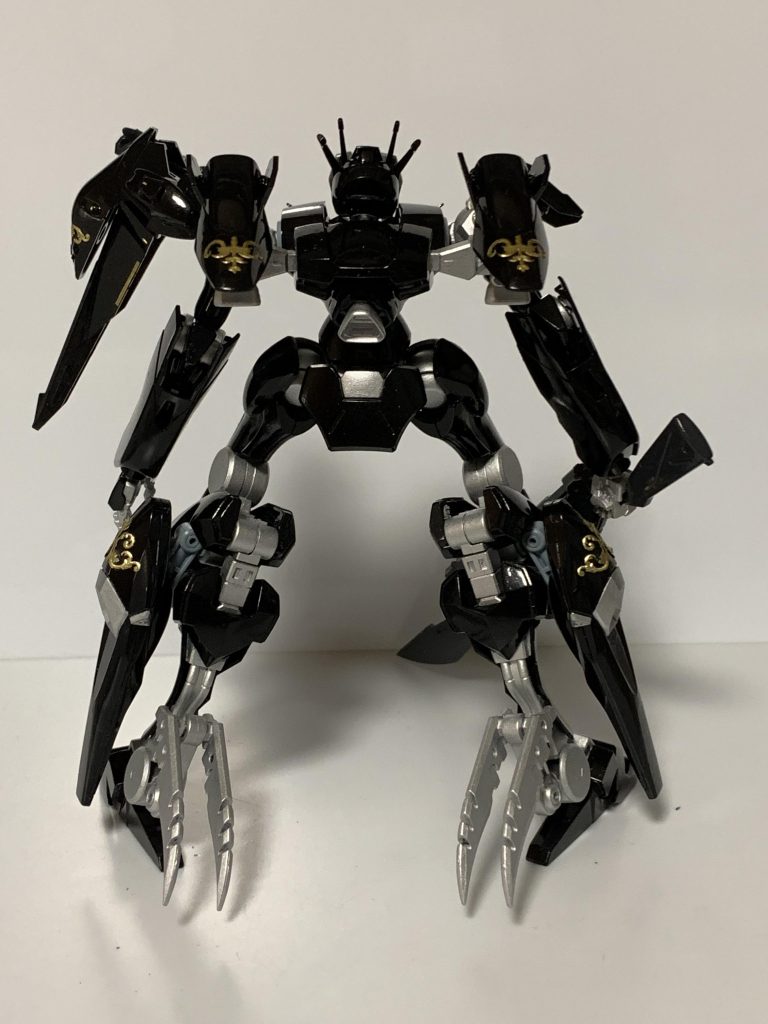 ○魔装兵　ティーガー [解説]暗黒騎士ビクトル・ライネリオの専用機として建造された第七世代機兵。レギンレイヴをベースとしながらも装甲は必要最低限に軽量化され、脚部フレームが獣脚となるよう改修されている。この脚部改修に関しては魔装兵ネヴラ・ナーダや魔装兵エスタニアスの設計を参考にしている。 軽量化と獣脚の採用により瞬発力と俊敏性が高く、小回りの効きがとても良い機体となっている。また副次的に燃費も良くなっており、継戦能力が高い。装甲を削っている事で防御に不安が残っているが、操手の技量と、なによりも暗黒闘気による防御力向上が期待出来る為、問題視されていない。 武装はダークライトの刃を装着し暗黒騎士専用装備とした機銃剣と、噴射式推進装置と複合した法撃型魔導砲、左肩装甲にダガー、脚部にイシルディン製ブレードを装備する。