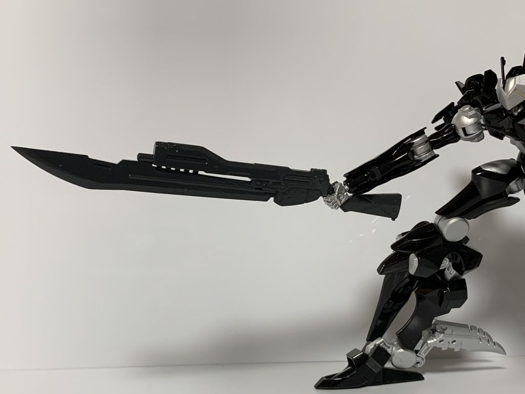 ○改33式機銃剣聖華暦833年に開発された最新型機銃剣を暗黒騎士用とする為に、剣部分の素材をダークライトに置き換えたもの。マガジン式で装弾数20発。機銃は機兵に対して牽制以上の威力は無いが、砲門は主に暗黒魔法を発動する起点として使用される。