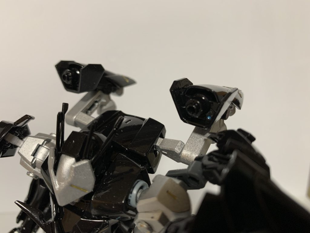 ○複合式砲撃型魔導砲背面ユニットに懸架されている噴射式推進装置と砲撃型魔導砲の複合装備。内部にAランクの風属性魔石を内蔵しており、噴射式推進装置としては非常に高い推力を、魔導砲としては中位風魔法エアロブラストを射出可能となっている。また、Aランク以上の魔石は自然と魔素を回復する為、操手の負担を減らす上でも、この機兵の継戦能力の向上に寄与している。