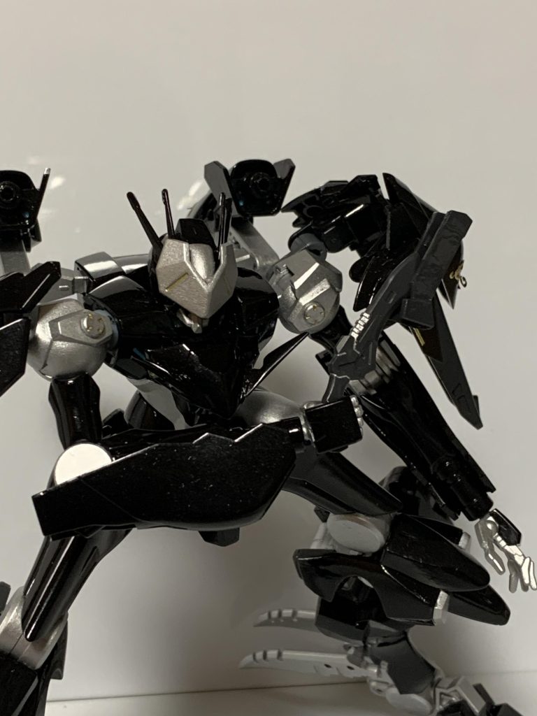 ○ダガー錬金金属ザントースの薄板を錬金金属イシルディンで挟んだ特注のダガー。強靭かつ脅威の切れ味を持つ。