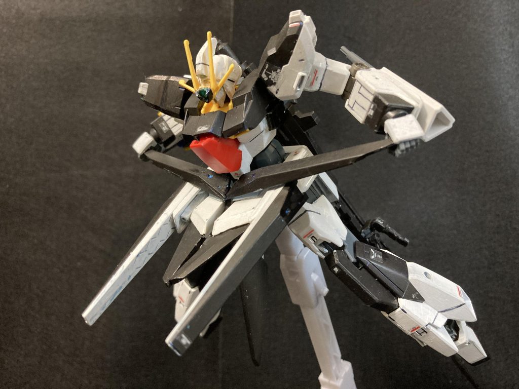 腰部ファンネルキャノン横に長い太めのビームが出ますこの際自分のスカートごと焼くのでカイロの替わりになります!