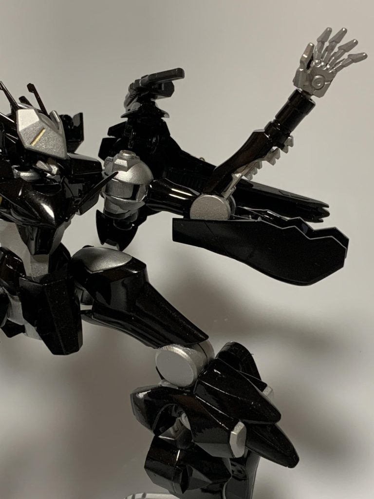 ○ティガーファング腕部装甲をあたかも獣の顎のように展開して物体を挟み込む機構。強力な魔導収縮筋を搭載し、暗黒闘気による強化で重機兵の頭部ですら容易に噛み潰す。 リコス「なにそれ、蟹の鋏？」ビクトル「違う！　虎の顎だ、間違えるな！」 なお、見た目が蟹の鋏に見える事があるのだが、操手のビクトルは決してそれを認めない。