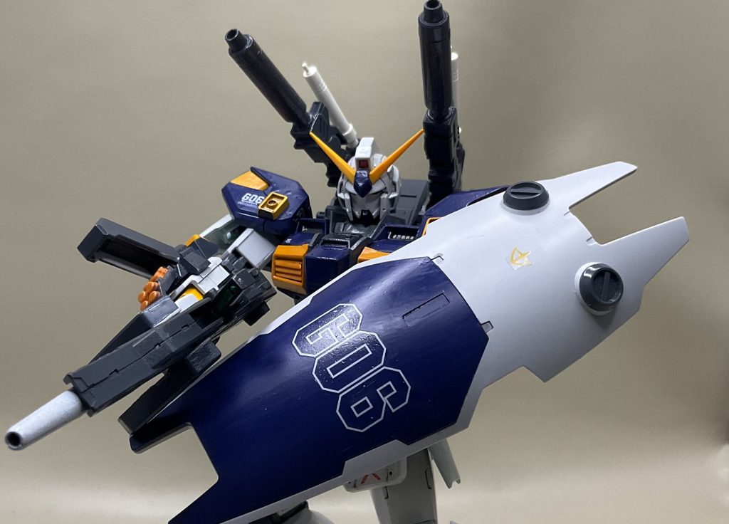 上腕のグレネードラックは、開閉式にしています。