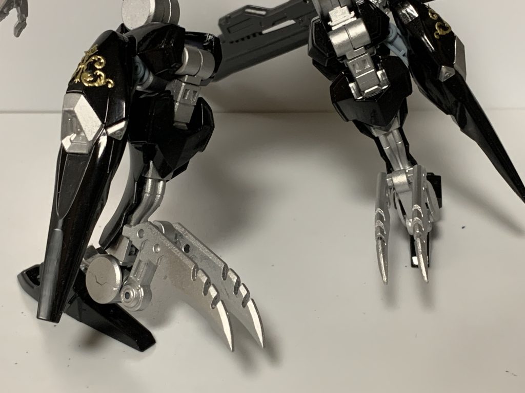 ○脚部ブレード錬金金属イシルディンを使用したブレードで、片足に2枚づつ、計4枚を装備する。稼働するフレームに取り付けてあり、蹴りと同時に相手に叩き込んだり、登坂時のスパイク代わりにも使用される。