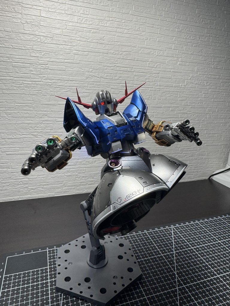 各部に蛍光塗料での塗装&蛍光デカールを使用