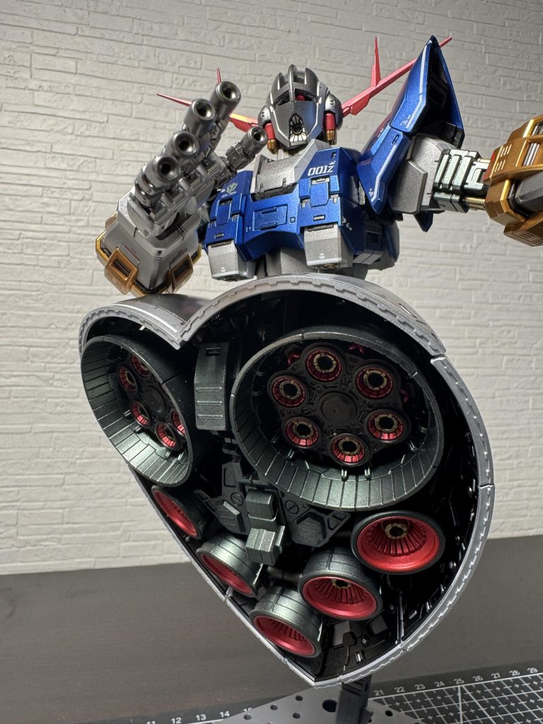 金色の箇所は筆塗りにて仕上げ