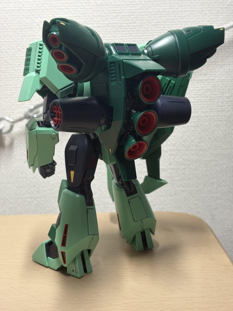 割と高機動な設定でしたっけ? 凄いスラスターいっぱいで組んでみてビックリ!私の中ではGvsZの重いイメージが先行してたので、、