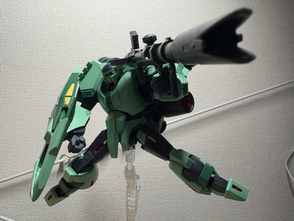 なんか左手が寂しいので、そこにあったストライクのバズーカを持たせてみました。