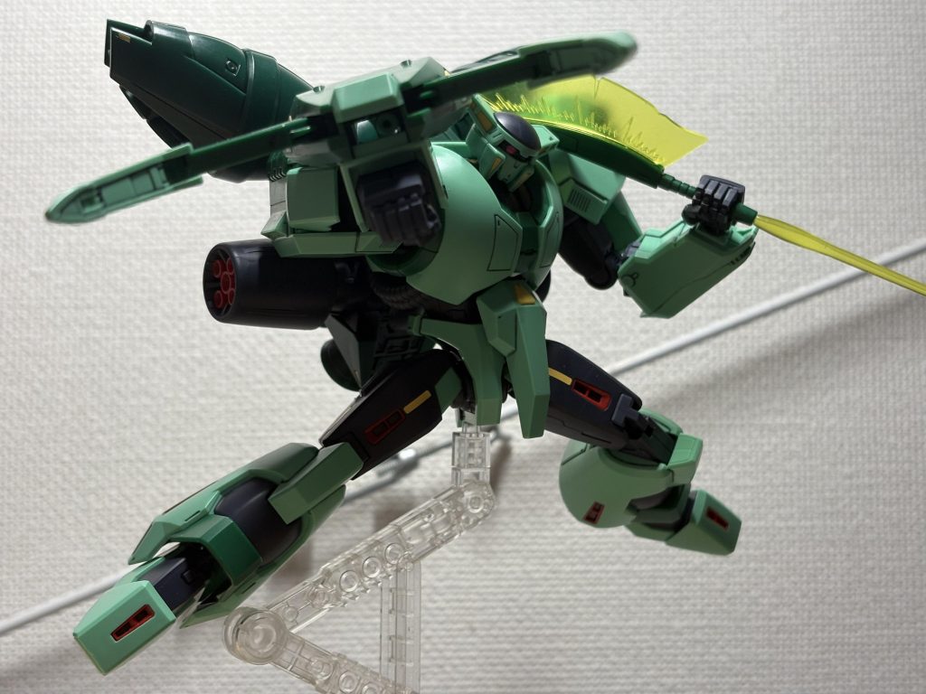 SEEDポーズ。斧1つは手に持ってるので、シングルビームですが。てか、GvsZのゲームで当初は「左手にトマホーク持つなら、射撃する時にわざわざ納刀するなよ!」って思ってたもんですが、設定でビームガンとトマホーク兼用してると知った時は驚きました。