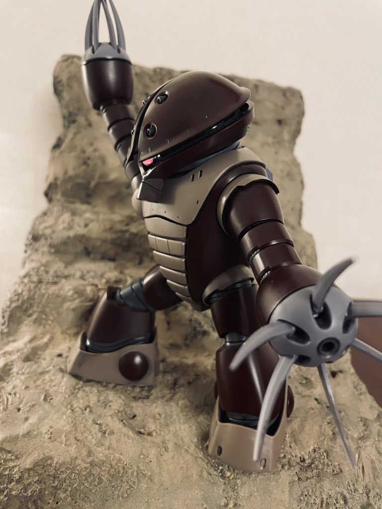 初代ガンダムファンの方には懐かしい1/100スケール アッガイのパッケージのポージングを再現してみました。