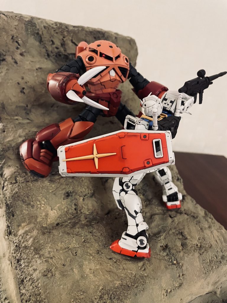 両者ともにベースへ固定はしていません。ガンダムはやや前傾姿勢ですが、ズゴックが押さえる左のクローと打ち消しあってうまくバランスするようです。