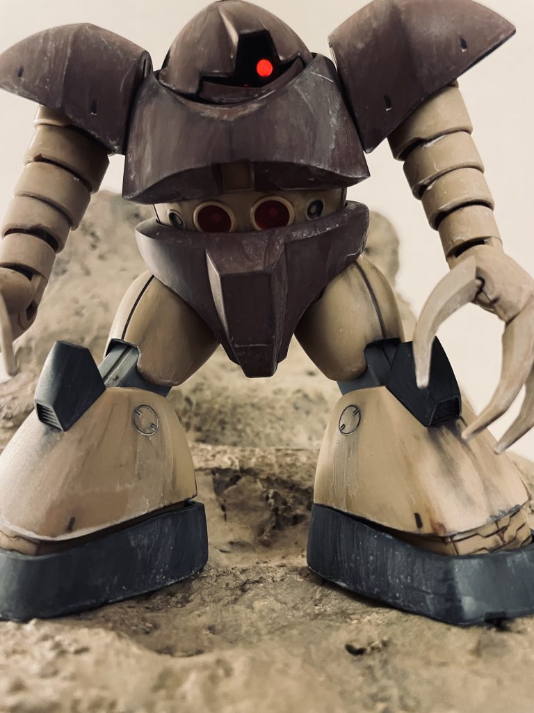 HGゴッグです。第26話「復活のシャア」で海中から上陸した直後のカットをイメージしています。カットに近づけるにはもう少し腕の長さが必要かなと思います。ズゴック同様マルチホワイトで全体に汚しを入れています。胴体側の頭部受入部分をカッターで削ぎ落として空洞をつくり頭部が沈み込むよう改造しています。