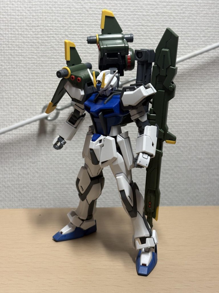 以前投稿したダガー用のアナザーランチャーをストライクに装備した上で、ストライクの肩にもコンボウェポンポッドを装着。