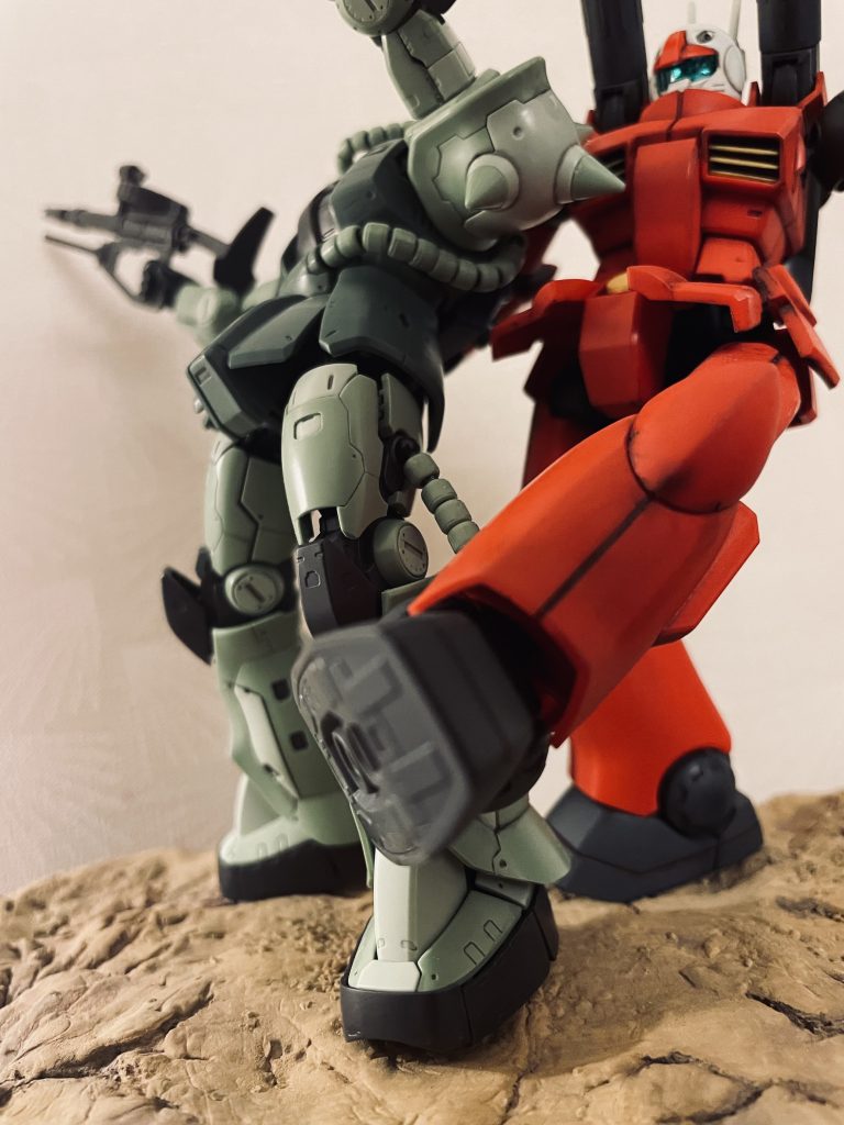 セイラさんのサポートに入ったアムロのガンキャノンがコズンのザクを蹴り倒すシーンをイメージしています。第16話の活躍を観てガンキャンファンになられた方も多いのではと推察します。私もその一人です。