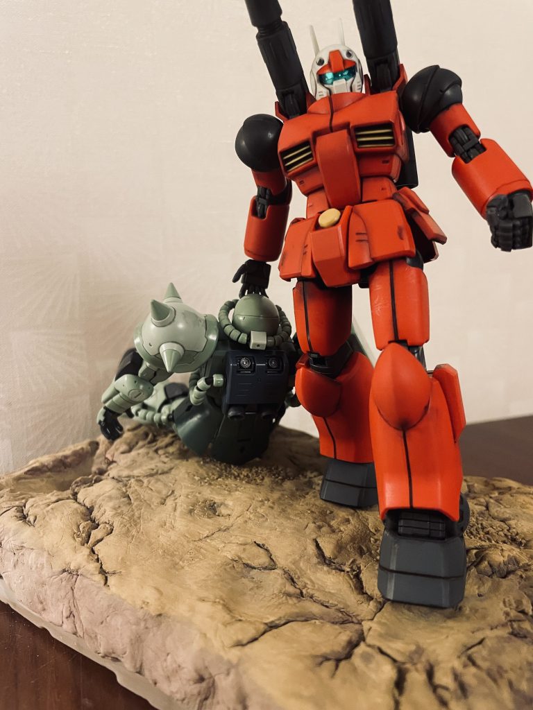 拿捕したザクをWBへ運ぶガンキャノンです。HGガンキャノンはとても気に入っているキットの一つです。アルミホイルを裏側に敷いてメインカメラが点灯するイメージを表現しています。