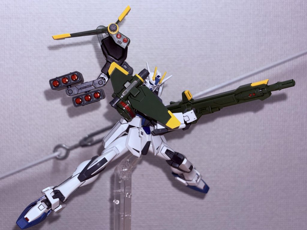 肩シールドで防御しつつ、背部武装で攻撃!こうやって見ると、やっぱり肩よりも背部の方が射角に自由度があるので優秀な気がする。