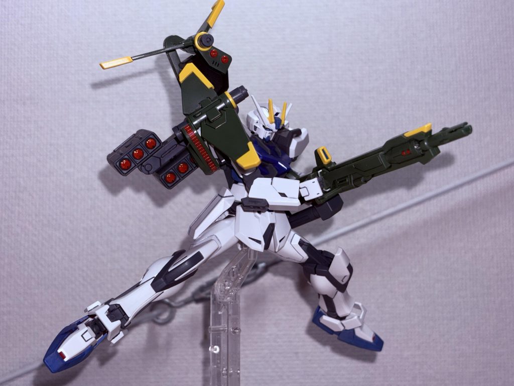 てか、アグニ持たせる時の可動域の余裕がストライクは少ない! なんか、ストライクのアグニ構えが上手くいかない、、ダガーやウィンダムは上手く構えられたんだけどなぁー